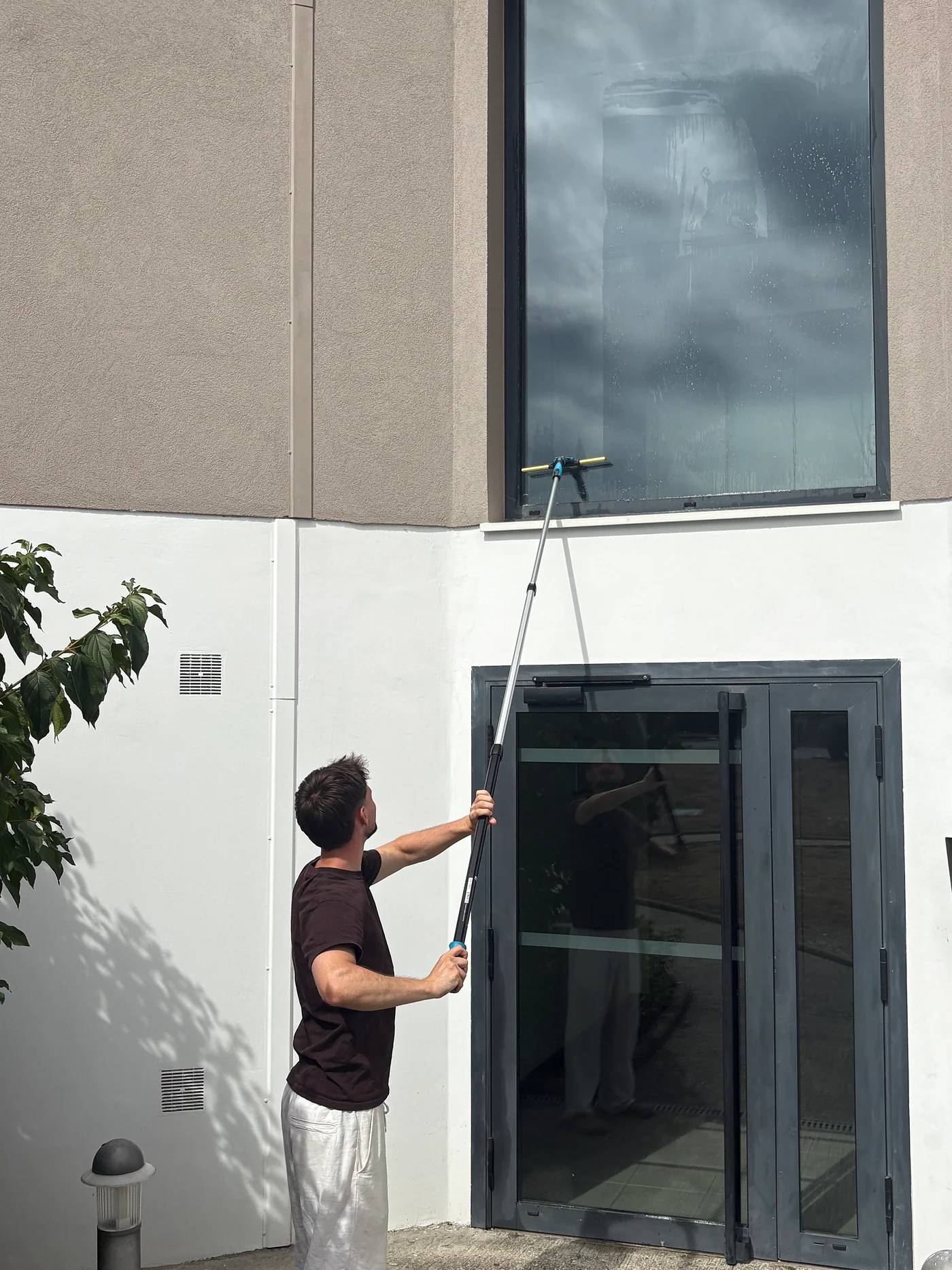 Nettoyage de vitres en hauteur avec perche télescopique, pour professionnels